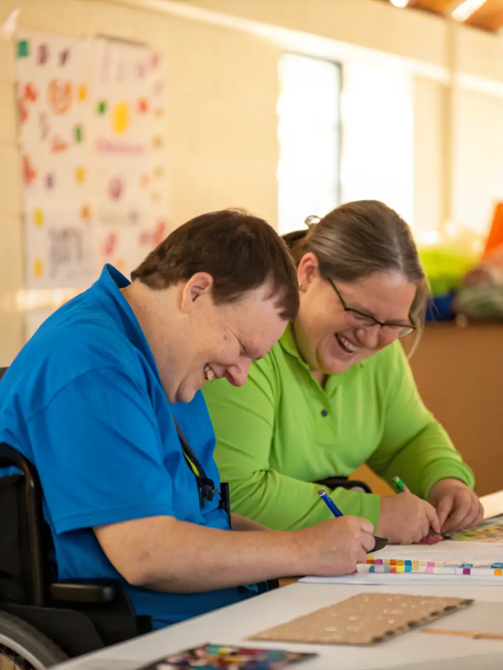 A photograph of adults with intellectual disabilities working together in a supported employment setting, demonstrating UNAPEI 92's focus on vocational training and inclusion.